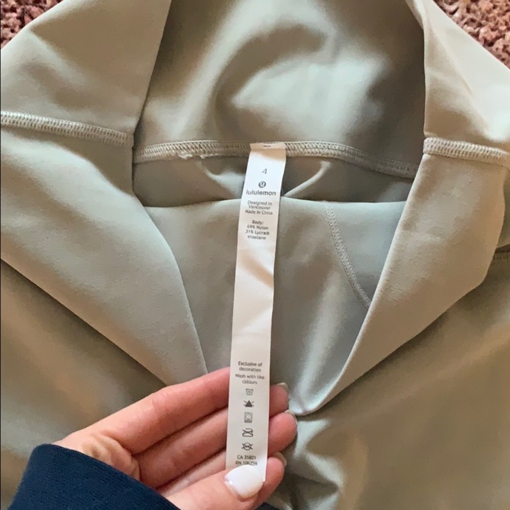 Lululemon Wunderunders Size 4 Light Grey